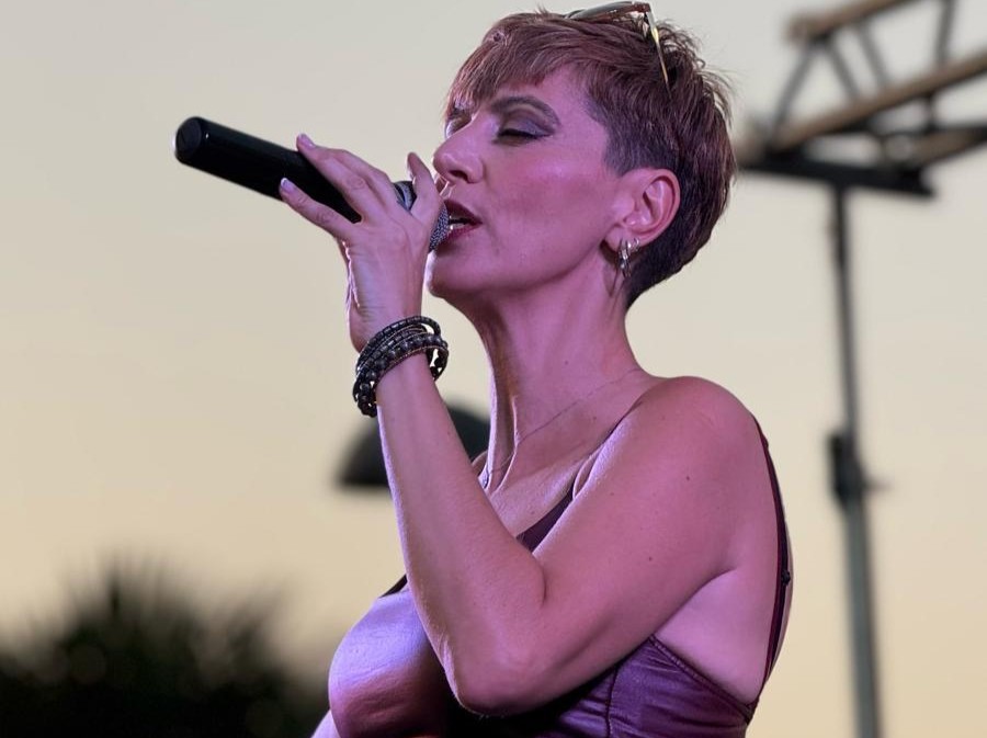 Patri Enar en una actuación musical