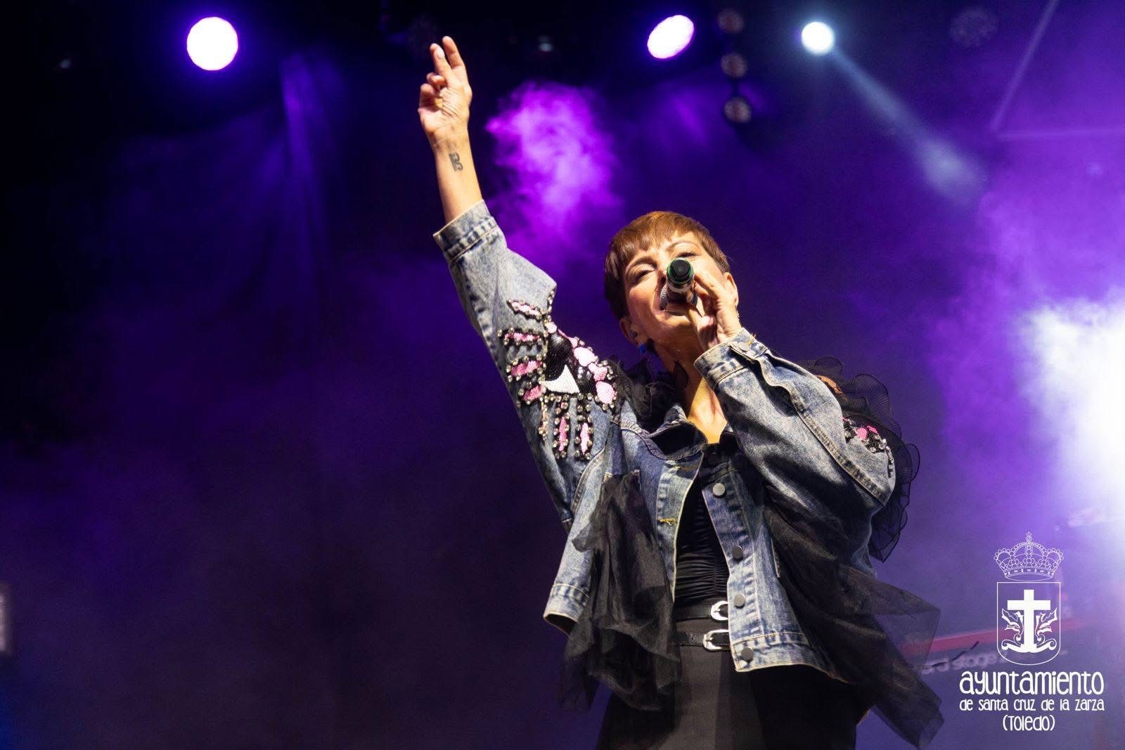 Patri Enar cantando en directo sobre el escenario