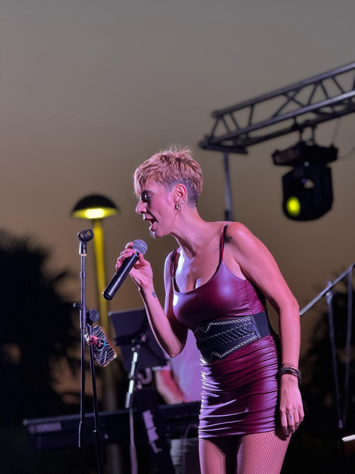 Patri Enar en una actuación musical