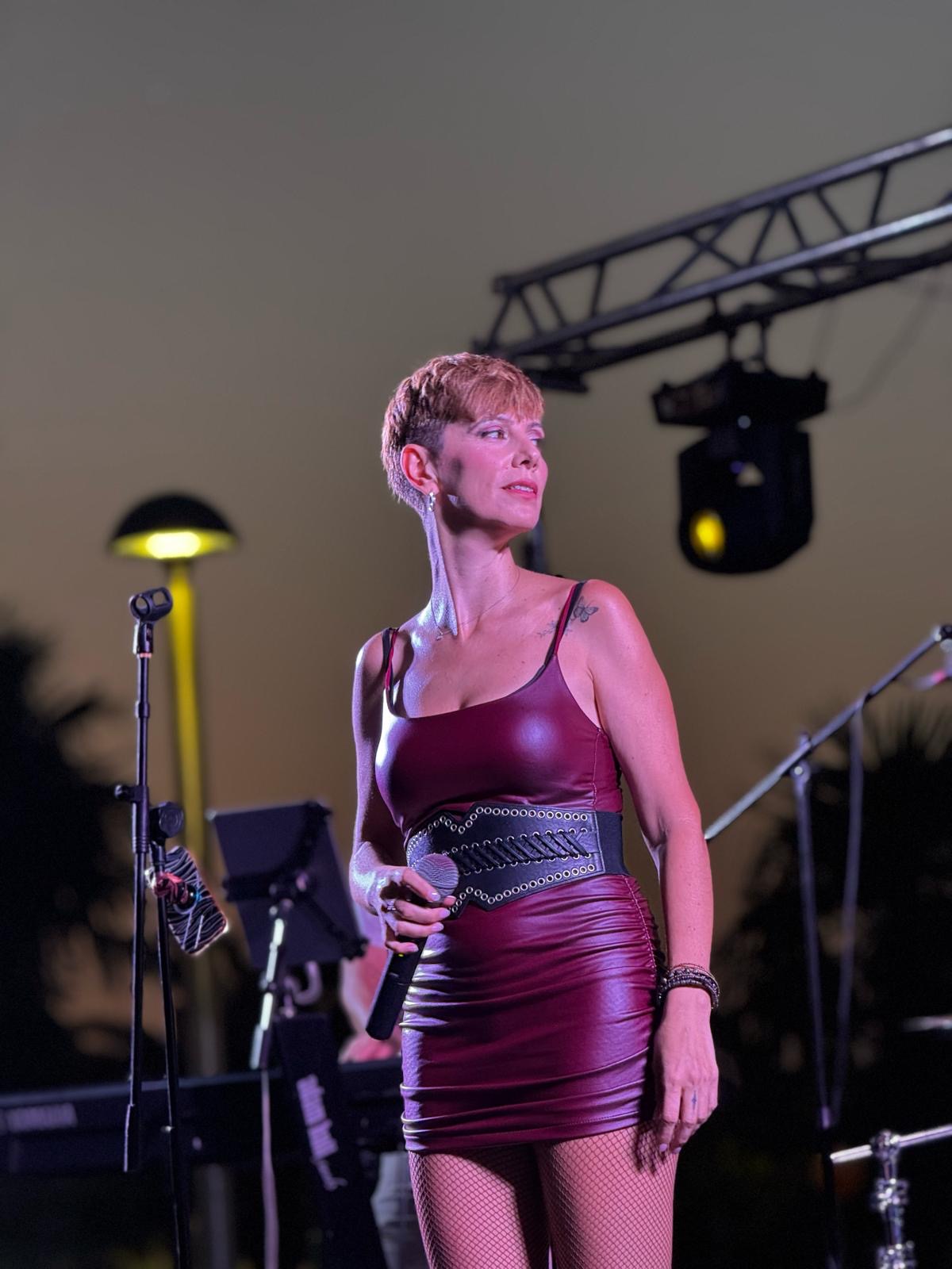 Patri Enar cantando
